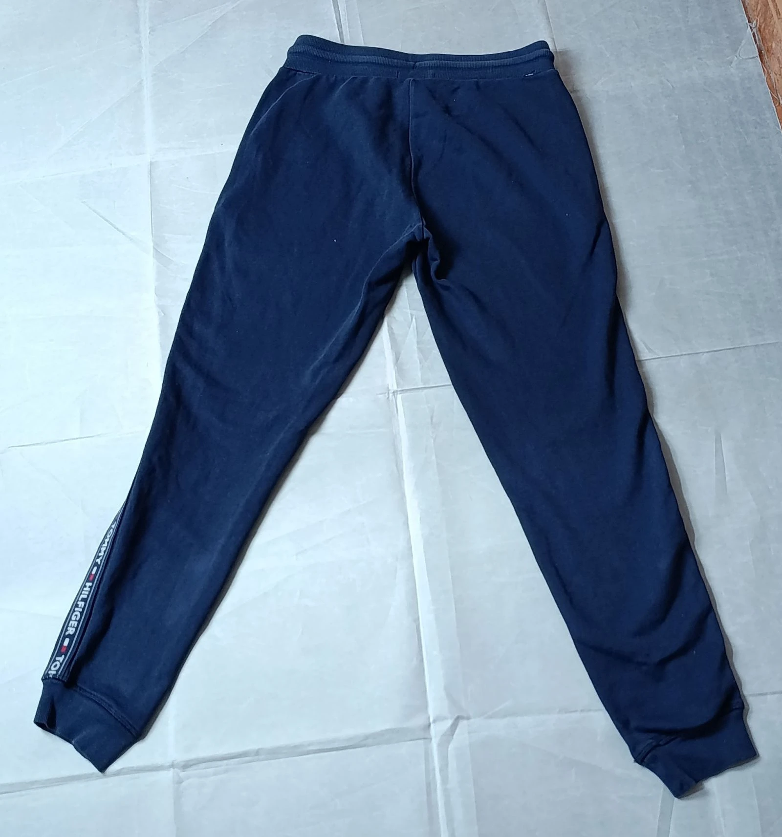 🔥 Pantalones de jogging azul marino Tommy Hilfiger con cinta lateral con letras 🔥 – photo 13